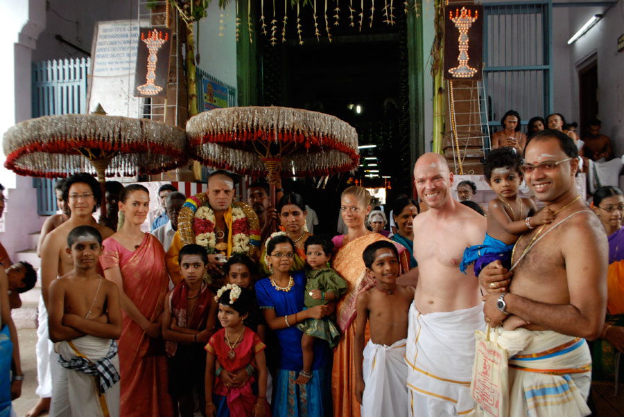 Greg, Susanna, Kirubakaran, Pushpa, Vishali, Harrison, Vasu, & the kids, Chidambaram Nataraja Temple